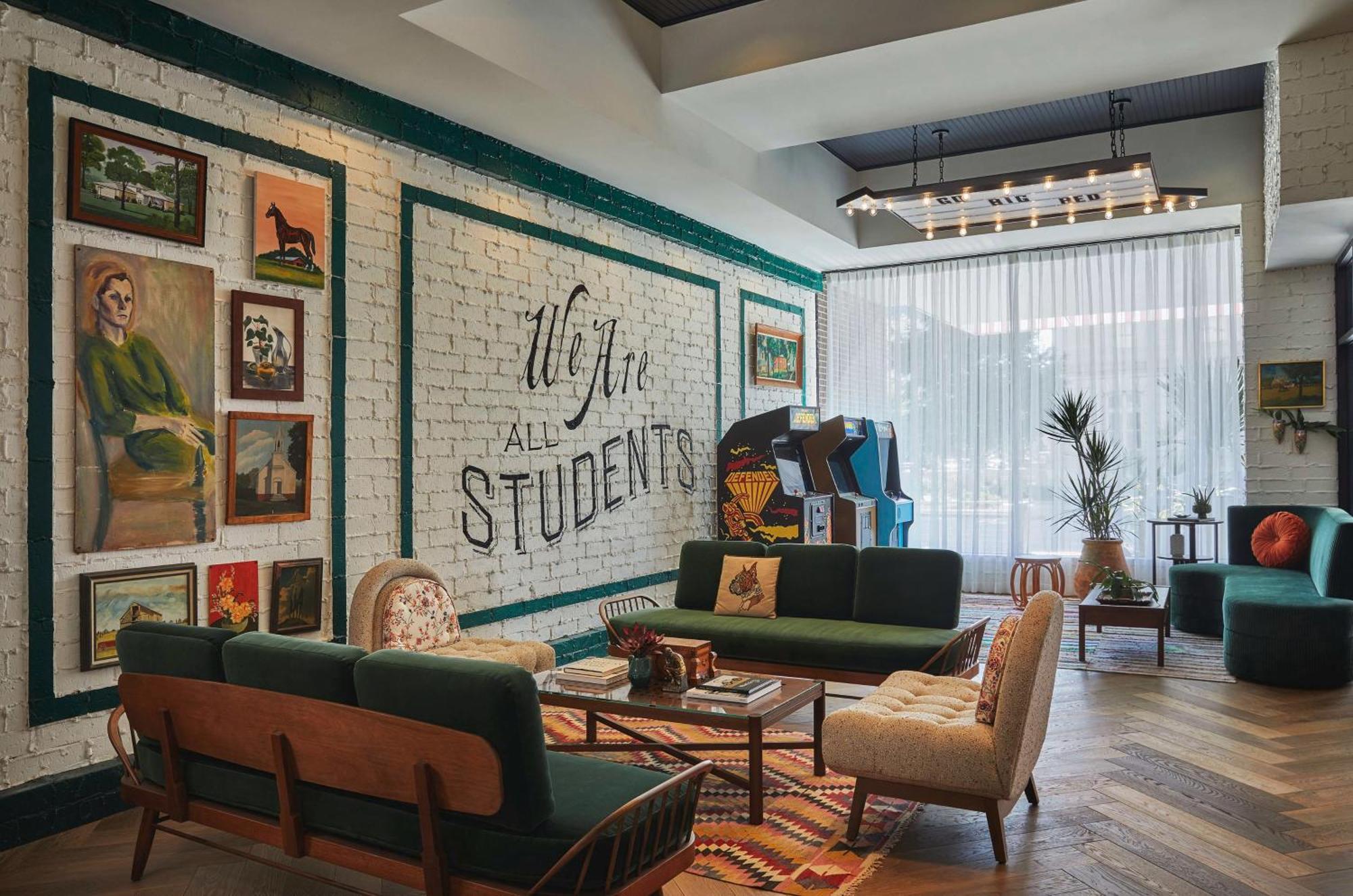 Graduate By Hilton Lincoln Hotel Exterior photo
